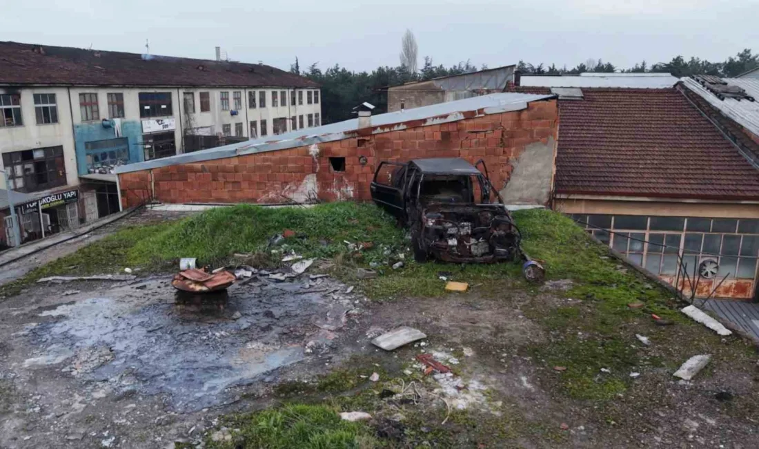 Bursa’nın İnegöl ilçesinde bir traktör tamircisinin çatısında bulunan hurda otomobil