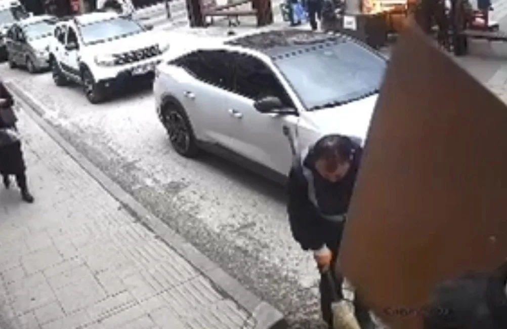 Spot: Ordu’nun Ünye ilçesinde şiddetli rüzgarın etkisiyle bir avukatlık ofisine