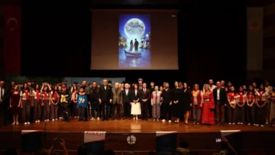 Yönelt Koleji Anadolu ve Fen Lisesi öğrencileri ile öğretmenlerinin sahnelediği