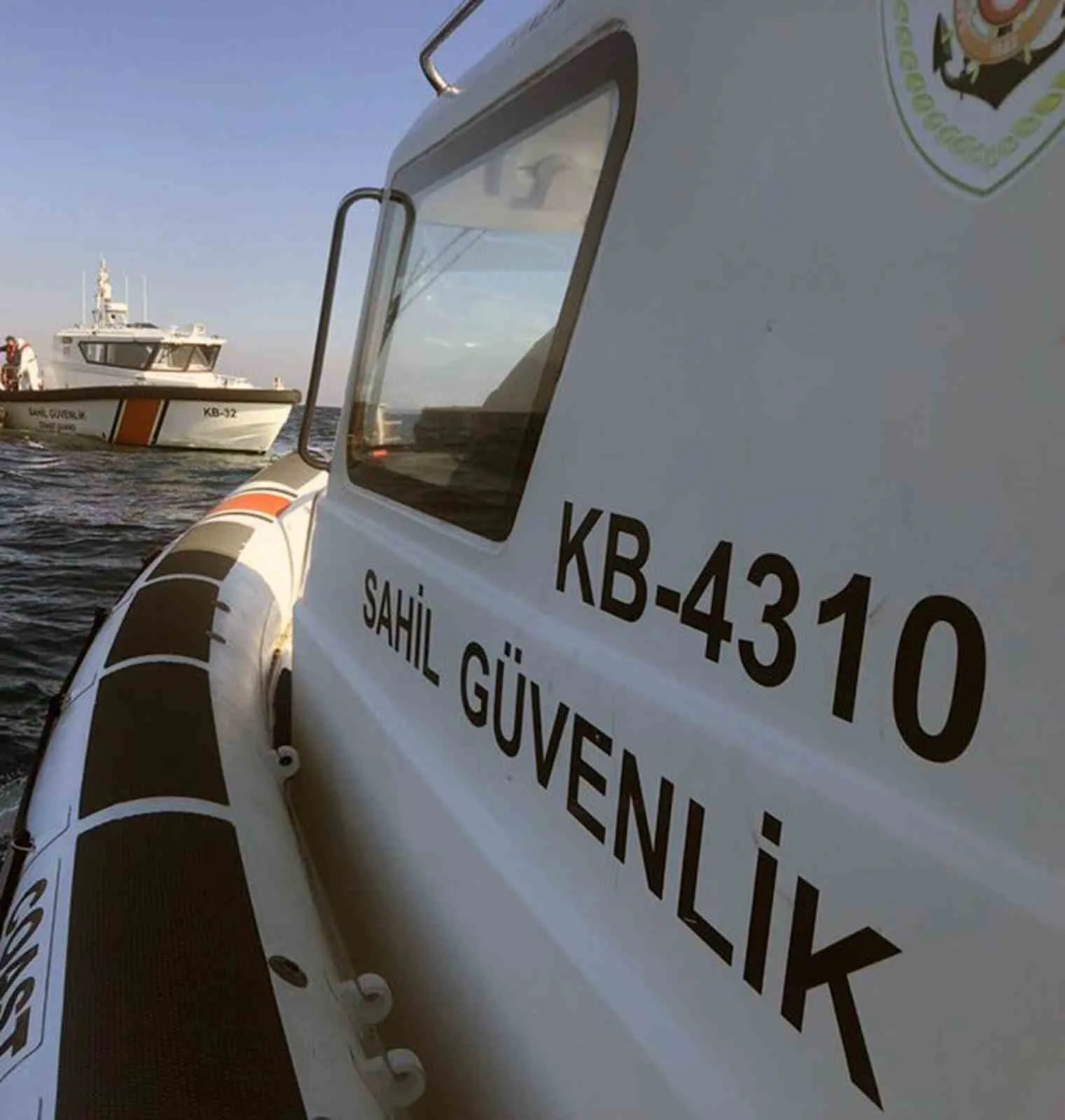 Muğla’nın Datça ilçesi Akçalı adası açıklarında bindikleri lastik bot alabora
