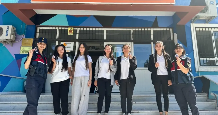 Aydın’ın Çine ilçesinde jandarma ekipleri öğrencileri çeşitli konular hakkında bilgilendirdi.