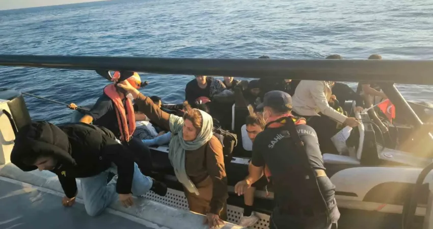 Muğla’nın Bodrum ilçesi açıklarında 100 düzensiz göçmen yakalandı, 2 göçmen