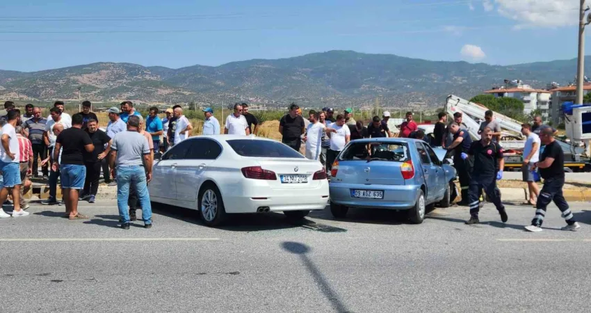 Aydın’ın Çine ilçesinde motosikletle çarpışarak karşı şeride geçen otomobil, karşıdan