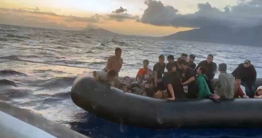 Muğla’nın Datça ilçesi açıklarında hareket halindeki lastik bot motor arızası