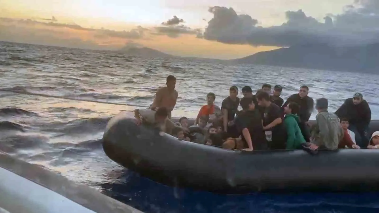 Muğla’nın Datça ilçesi açıklarında hareket halindeki lastik bot motor arızası