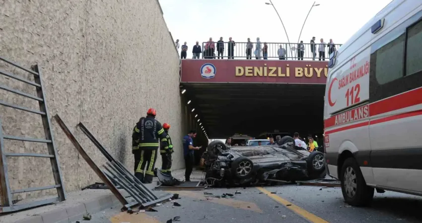 Denizli’de köprülü kavşakta çarpışan otomobillerden biri köprüden aşağıya düştü. Metrelerce