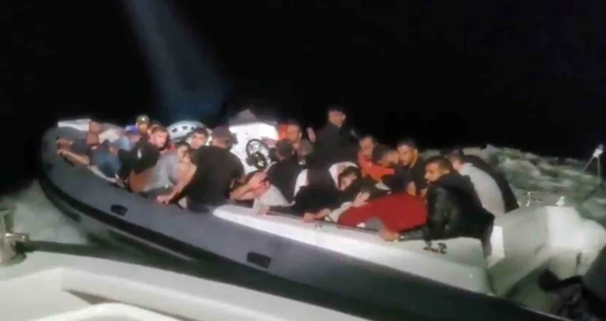 Fethiye ilçesi açıklarında görevli Sahil Güvenlik botu tarafından durdurulan lastik
