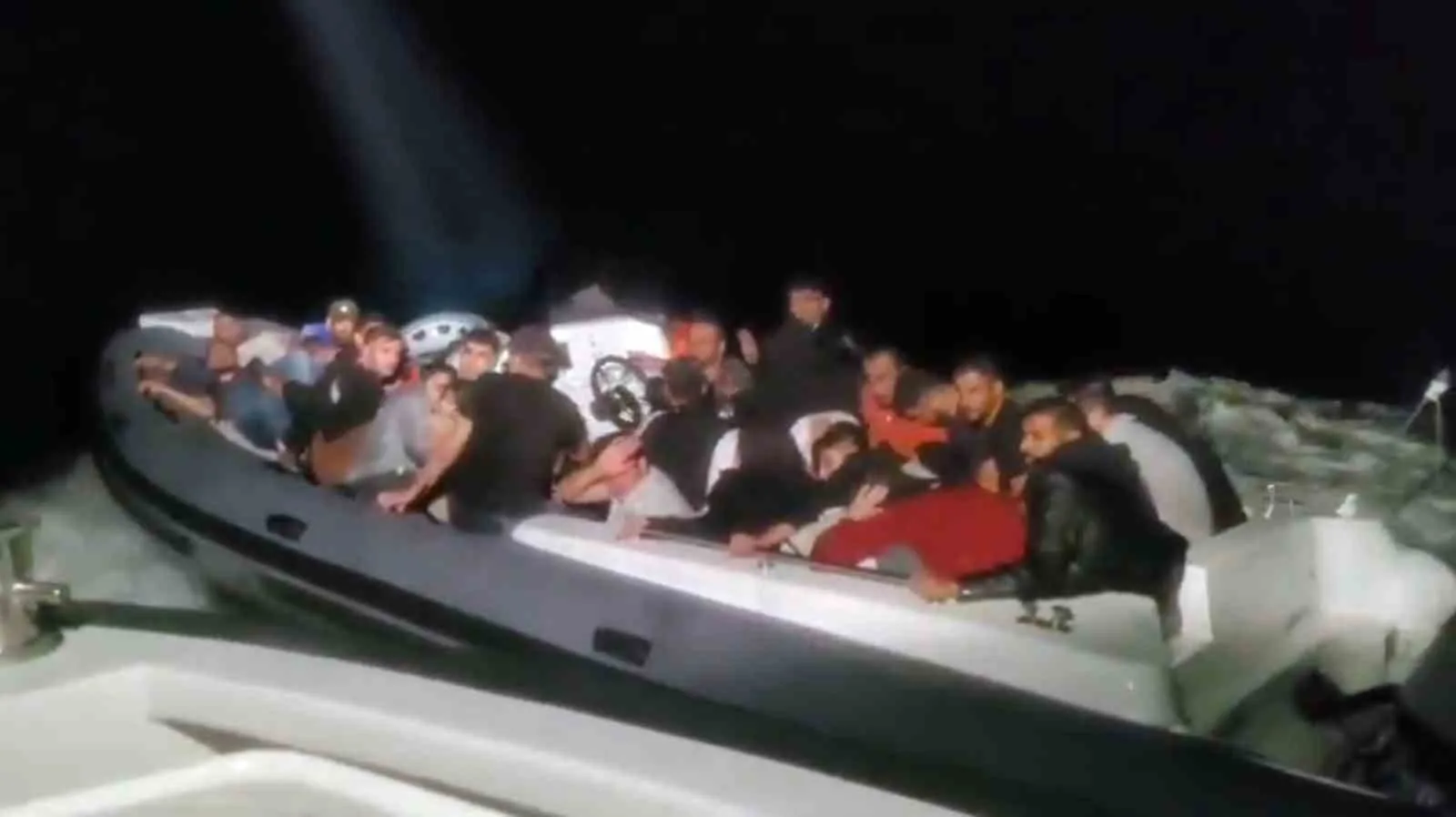Fethiye ilçesi açıklarında görevli Sahil Güvenlik botu tarafından durdurulan lastik