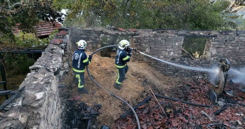 Denizli’nin Çameli ilçesinde akşam saatlerinde çıkan yangın, kısa sürede büyüyerek