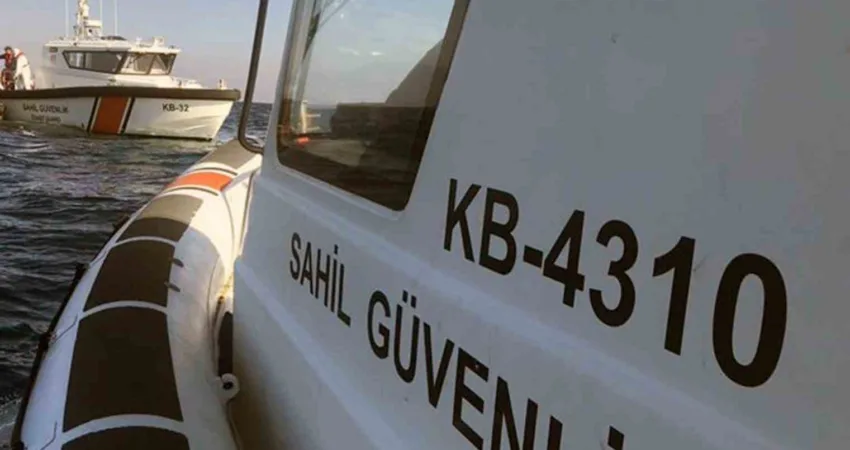 Muğla’nın Datça ilçesi Akçalı adası açıklarında bindikleri lastik bot alabora