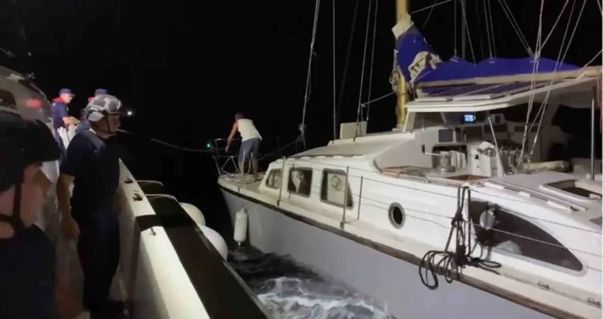Muğla’nın Datça ilçesi açıklarında seyreden yelkenli teknede Sahil Güvenlik ekiplerinin