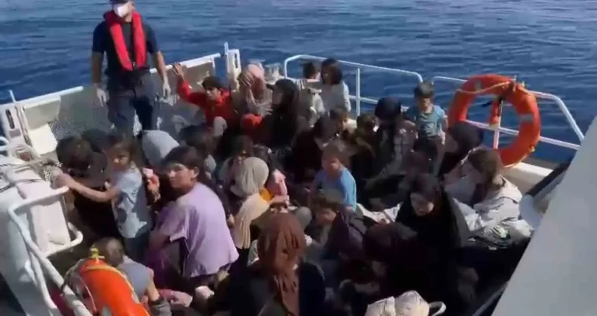 Muğla’nın Bodrum ilçesi açıklarında yelkenli teknede 93 düzensiz göçmen yakalanırken