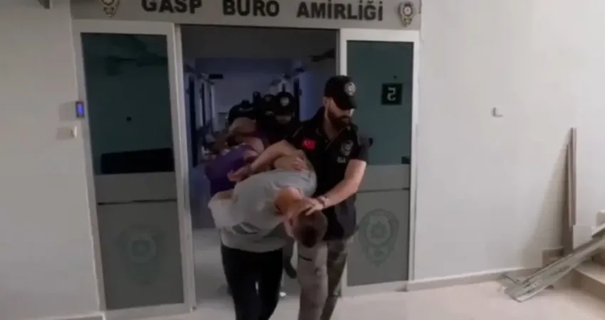 İzmir’de kendilerine polis süs vererek vatandaşlardan zorla para alan ve
