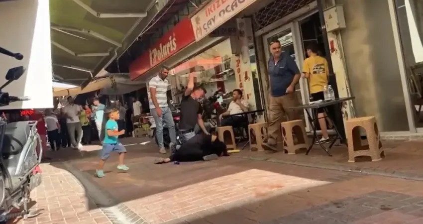 Manisa’nın Akhisar ilçesinde birlikte yaşadığı kadını sokak ortasında öldüresiye döven