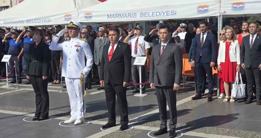 Muğla’nın Marmaris ilçesinde 29 Ekim Cumhuriyet Bayramı kutlamaları kapsamında çelenk