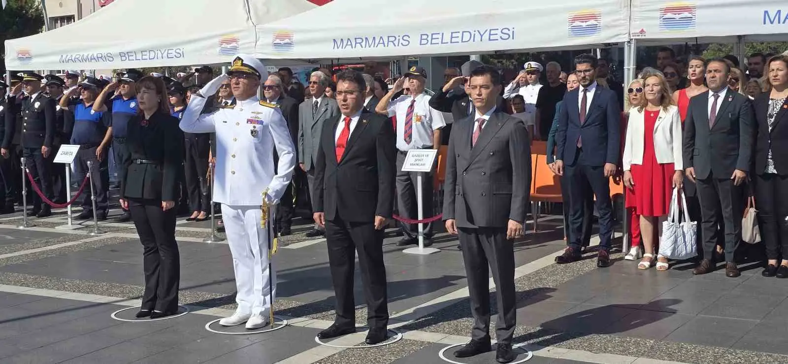 Muğla’nın Marmaris ilçesinde 29 Ekim Cumhuriyet Bayramı kutlamaları kapsamında çelenk