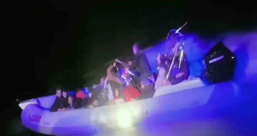 Muğla’nın Fethiye ilçesi açıklarında hareket halindeki lastik bot içinde 9’u