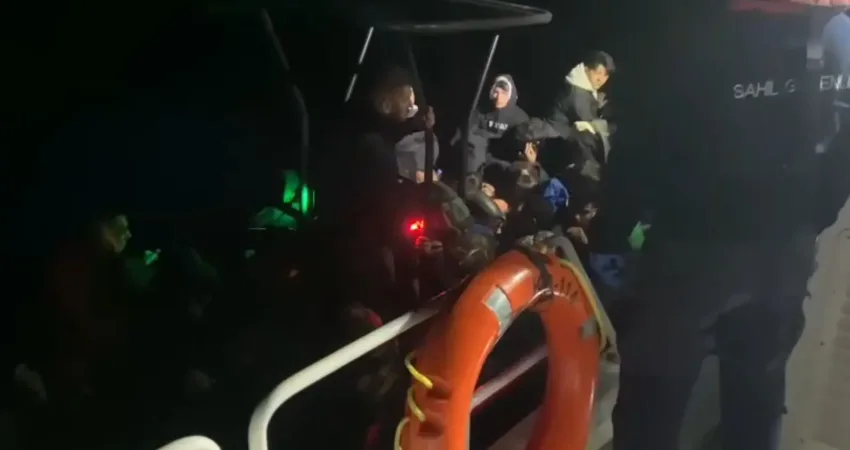 Muğla’nın Bodrum ilçesi açıklarında 11’i çocuk 33 düzensiz göçmen yakalandı.