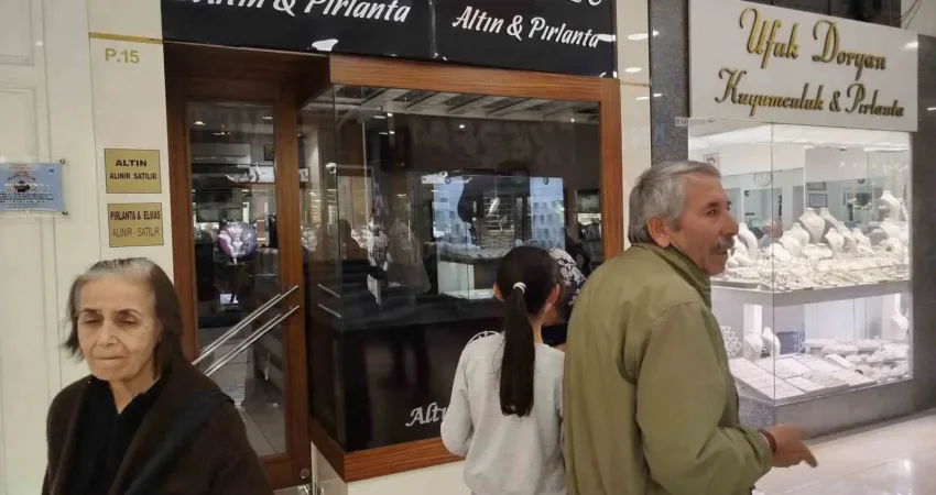 İzmir’in Karşıyaka ilçesinde vatandaşlardan yüksek kar vaadiyle emanet altın aldığı