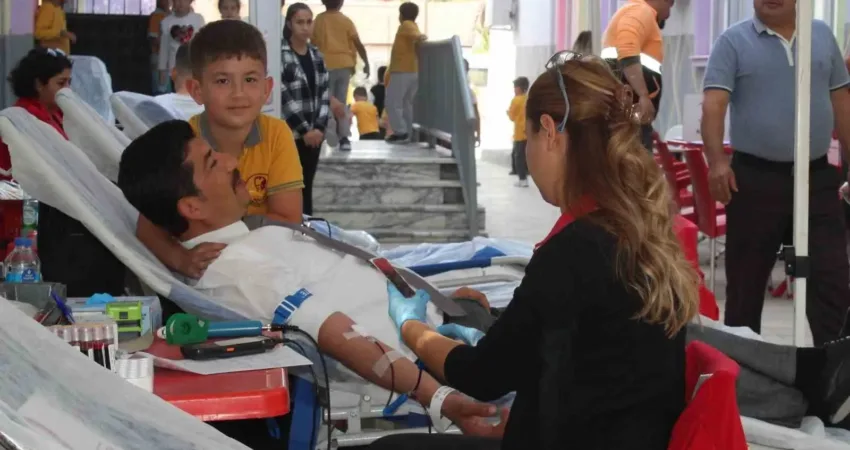 Muğla’nın Köyceğiz ilçesinde Milli Eğitim Müdürü Kerem Karahan, kan bağışında