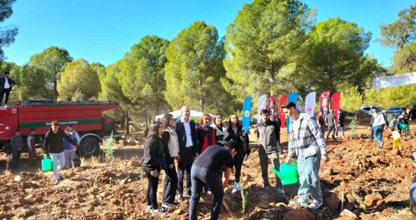Muğla’nın Köyceğiz ilçesinde ’Geleceğe Nefes, İnsanlığa Nefes’ sloganıyla fidan dikimi