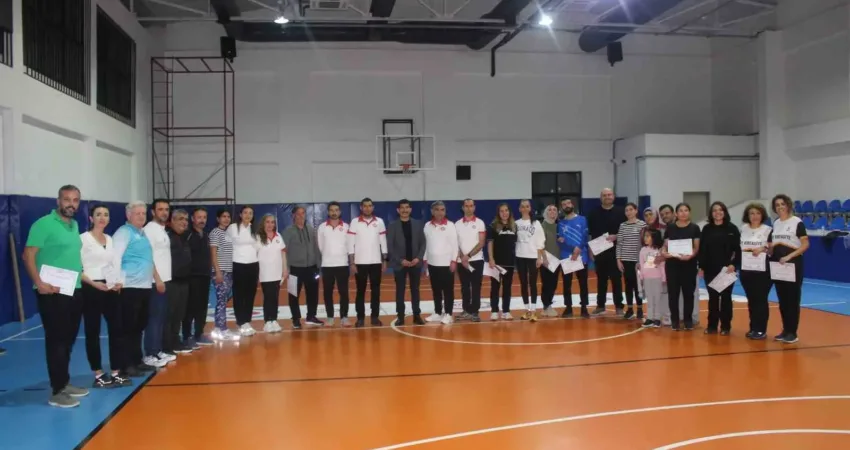 Muğla’nın Köyceğiz ilçesinde öğretmenler Floorcurling turnuvasında dereceye girmek için yarıştı.