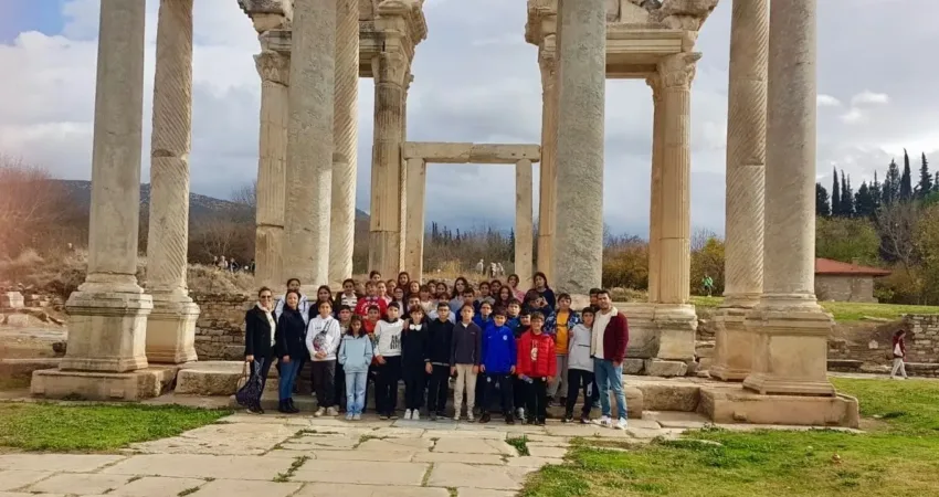 Muğla’nın Köyceğiz ilçesi Yunus Emre Ortaokulu öğrencileri Denizli’yi gezdi.