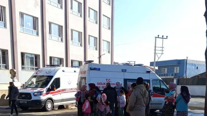 Aydın'ın İncirliova ilçesinde 45 öğrencinin gıda zehirlenmesi şüphesiyle hastaneye kaldırıldı.