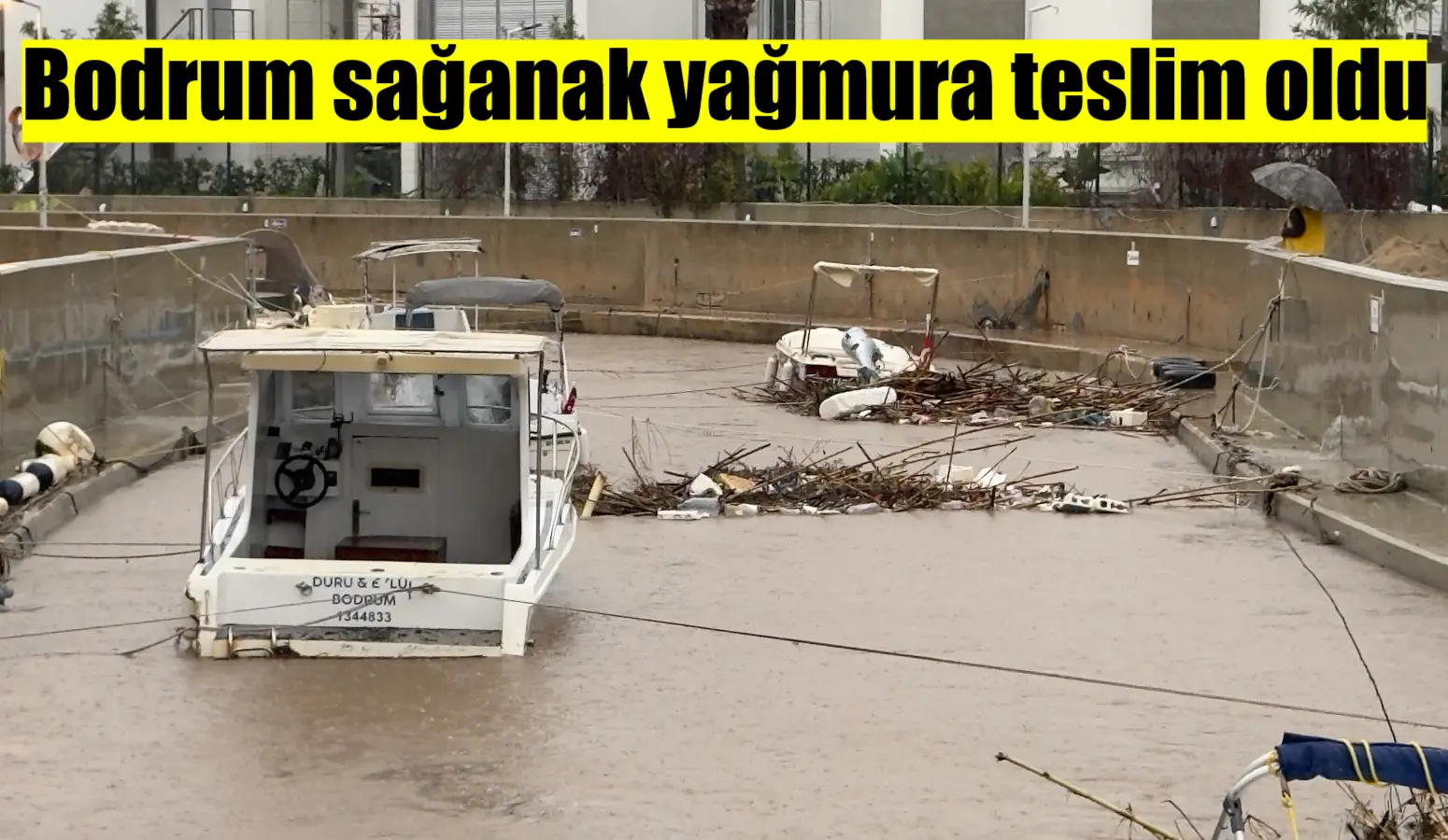 Muğla'nın Bodrum ilçesinde etkili olan sağanak yağmur, hayatı olumsuz etkiledi.