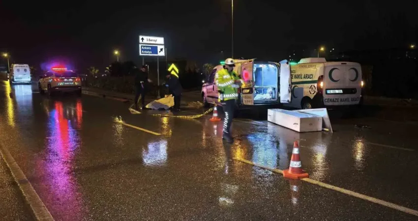 Denizli’de yaya geçidinin bulunmadığı yoldan yolun karşısına geçmek isteyen 47