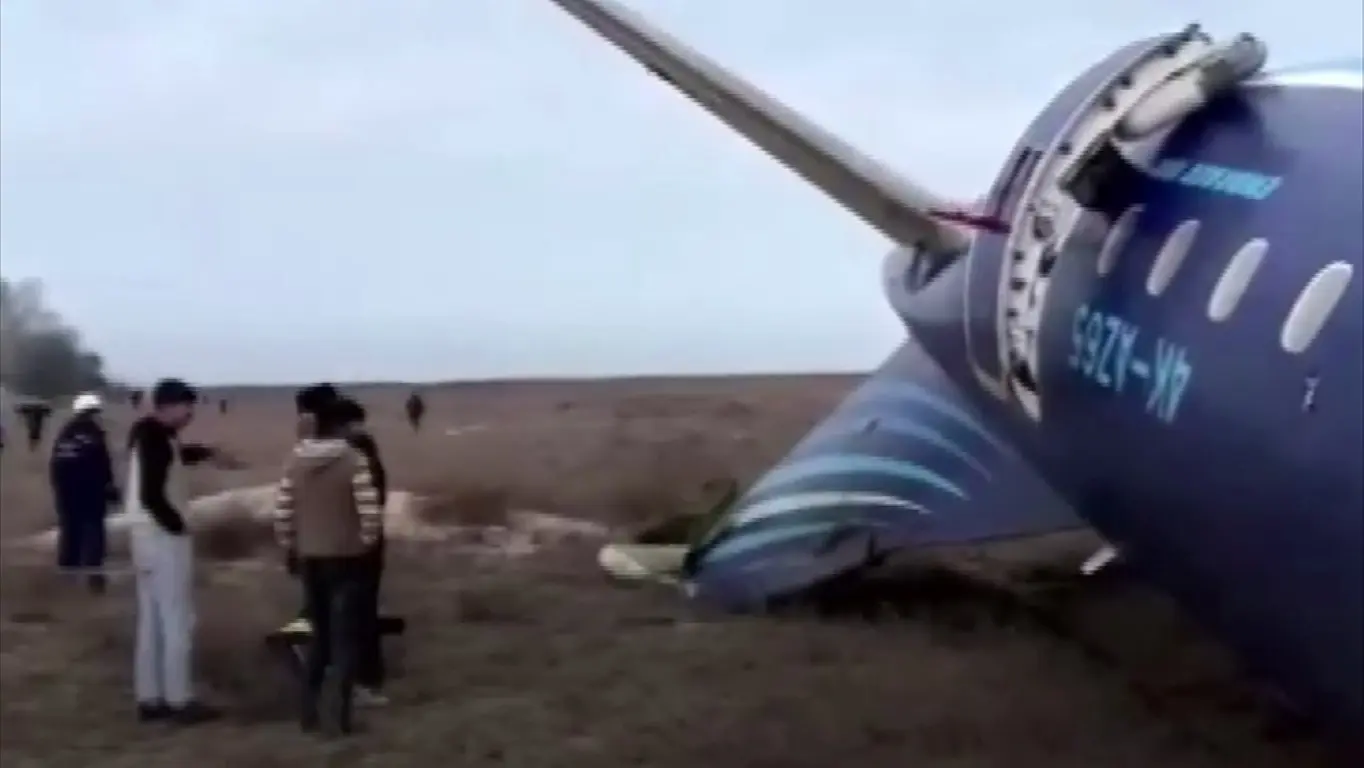 Kazakistan'da Azerbaycan Hava Yolları'na ait 67 kişiyi taşıyan yolcu uçağının