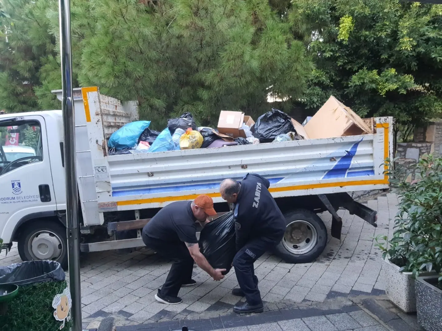 Muğla’nın Bodrum ilçesinde zabıta ekipleri market, fırın ve restoranlarda kapsamlı