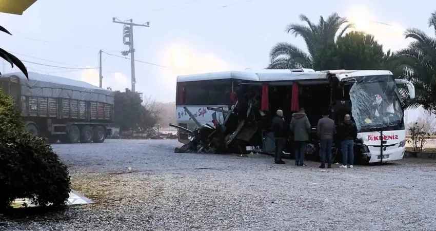 Denizli’nin Sarayköy ilçesinde yolcu otobüsünün akaryakıt istasyondan çıkan tıra çarpması