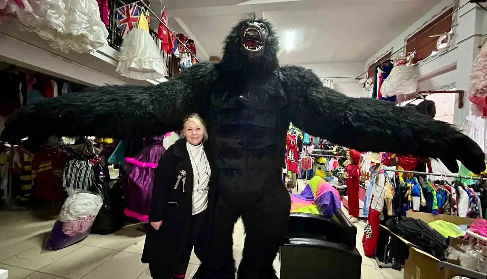 İzmir’in tarihi Kemeraltı Çarşısı’nda devasa goril kostümü giyerek dolaşan bir