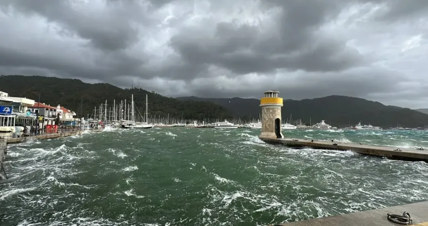 Muğla’nın Marmaris ilçesinde dün gece başlayan sağanak yağış ve şiddetli