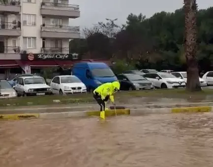 Muğla’nın Milas ilçesinde sağanak yağış sonrasında göle dönen yollarda trafik