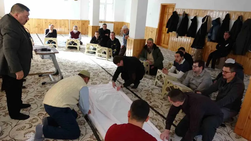 Kütahya Nizamiye Camii’nde düzenlenen gassal kursu, vatandaşlar tarafından büyük ilgi