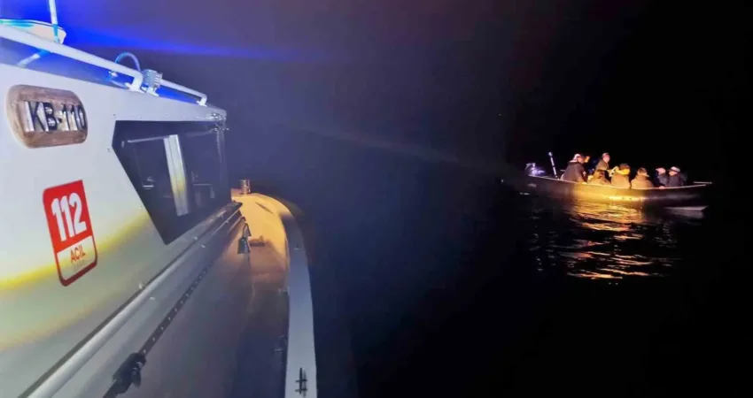 Muğla’nın Bodrum ilçesinde sürüklenen lastik bottaki 9 düzensiz göçmen kurtarıldı.