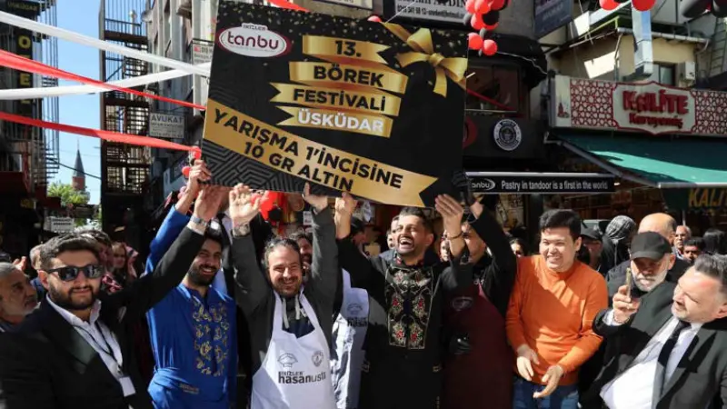 Üsküdar'da düzenlenen geleneksel börek yeme yarışmasında Kerem Tütüncü 5 dakikada