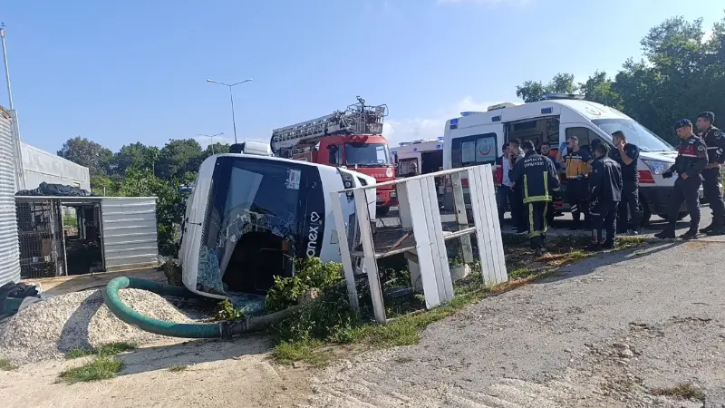 Manavgat'ta bir tur midibüsünün şarampole devrilmesi sonucu 19 kişi yaralandı