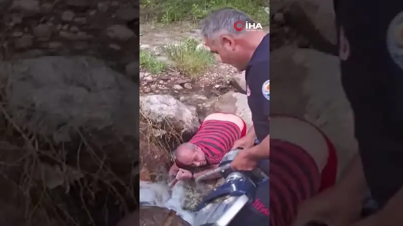 Adana'da doğa gezisinde kayalıklar arasındaki suya elini sokan bir kişinin