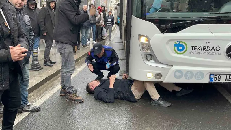 Tekirdağ’ın Çorlu ilçesinde bir şahıs, seyir halindeki halk otobüsünün önüne