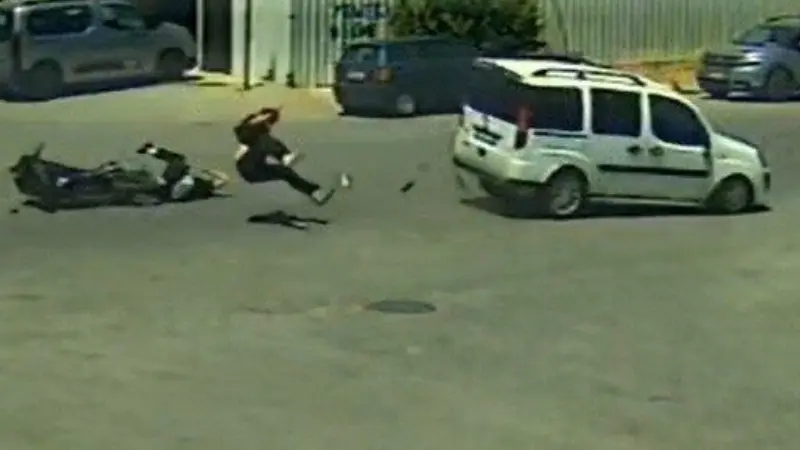 Aydın'ın Efeler ilçesinde bir iş yerinin güvenlik kameralarına yansıyan kazada,