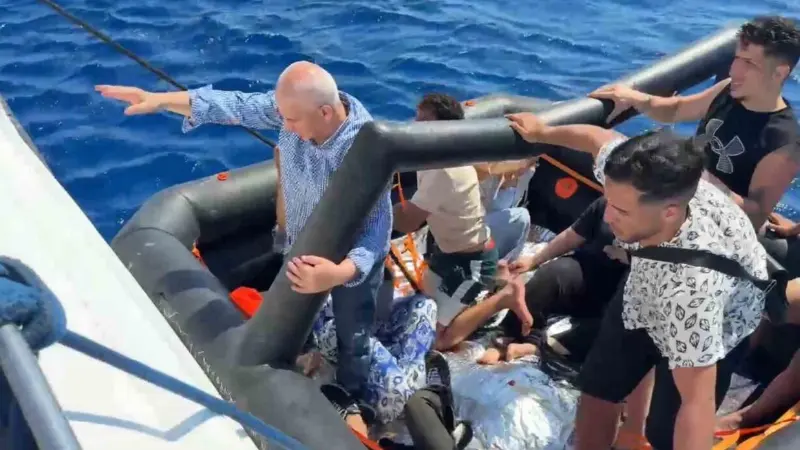 Muğla’nın Bodrum ilçesi açıklarında 13 düzensiz göçmen kurtarıldı.