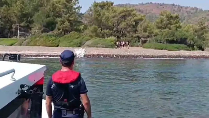 Muğla’nın Datça ilçesinde karada tespit edilen düzensiz göçmenler jandarma ve