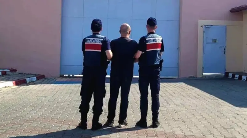 Muğla İl Jandarma Komutanlığı ekipleri tarafından Fethiye’de düzenlenen operasyonda, hakkında
