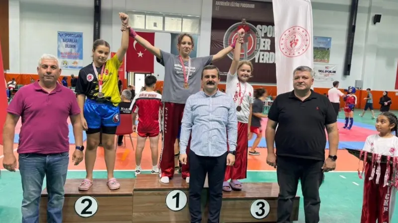 Muğla’nın Köyceğiz İlçesinde düzenlenen kick boks şampiyonası madalya töreni ile