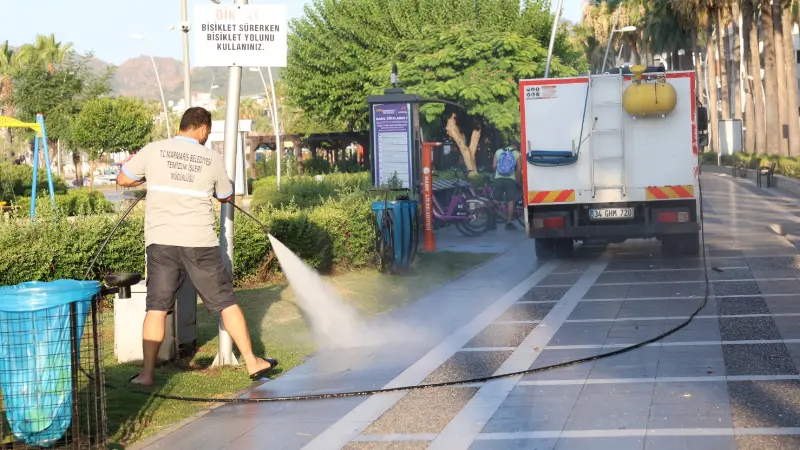 Marmaris’te temizlik ekipleri, günde 4 bin 700 konteyneri iki kez
