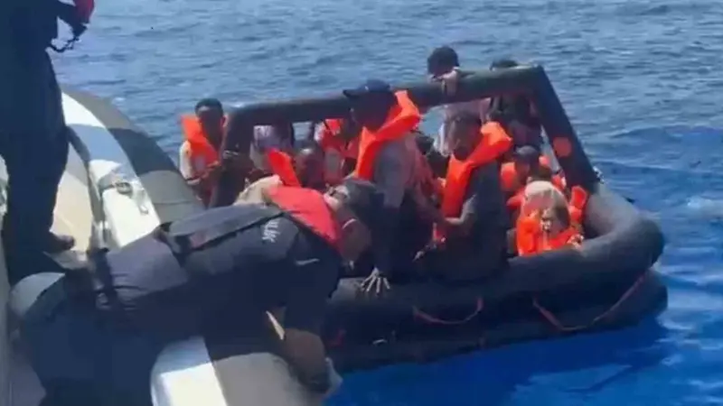 Yunanistan sahil güvenlik unsurları tarafından Türk karasularına geri itilen, aralarında
