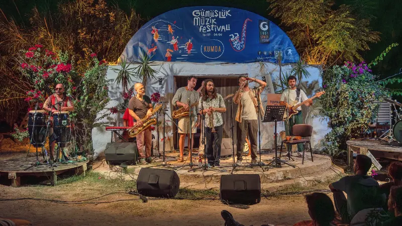 Gümüşlük Müzik Festivali'nde sahne alan Deli Bakkal grubu, Afrobeat, etio-caz